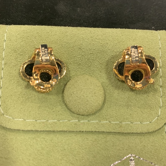 Van Cleef Vintage Alhambra Onyx and 18k yellow gold Clip on 1960’s Earrings. - Picture 2 of 5